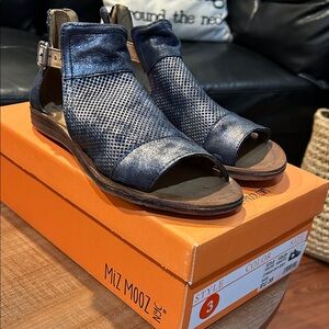 Miz Mooz Women's Metallic Blue Fiona Flats NIB Sz 7.5 W